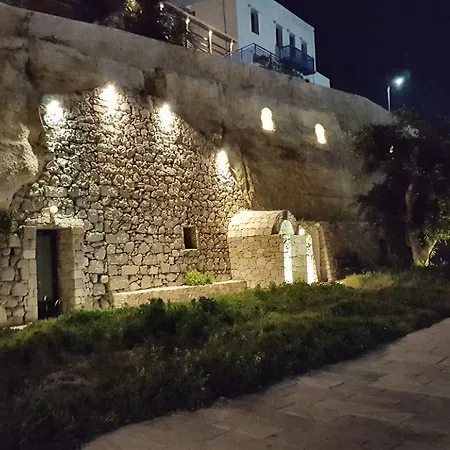 Lagada 2* Adamantas (Milos)