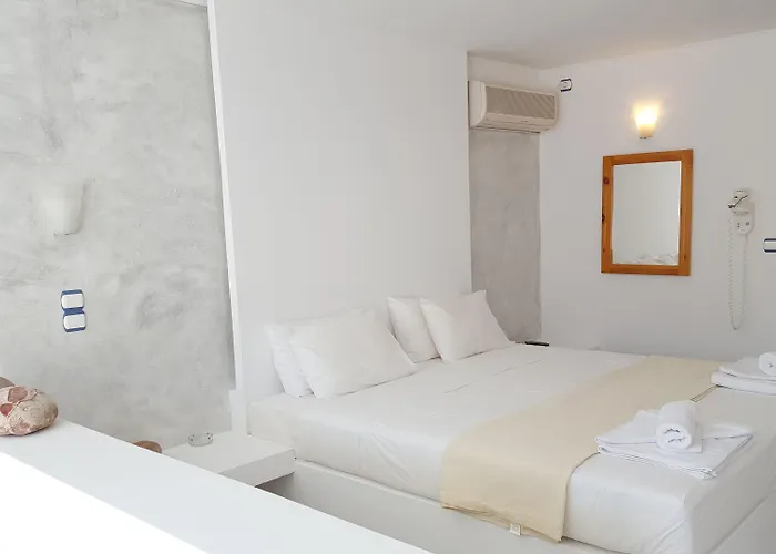 Lagada Adamantas (Milos)