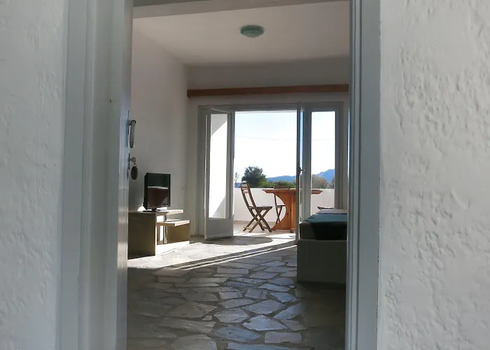 Lagada 2* Adamantas (Milos)