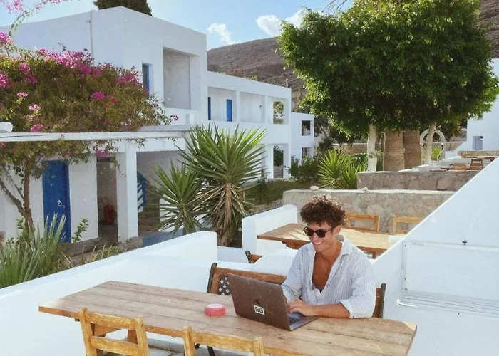 Lagada 2* Adamantas (Milos)